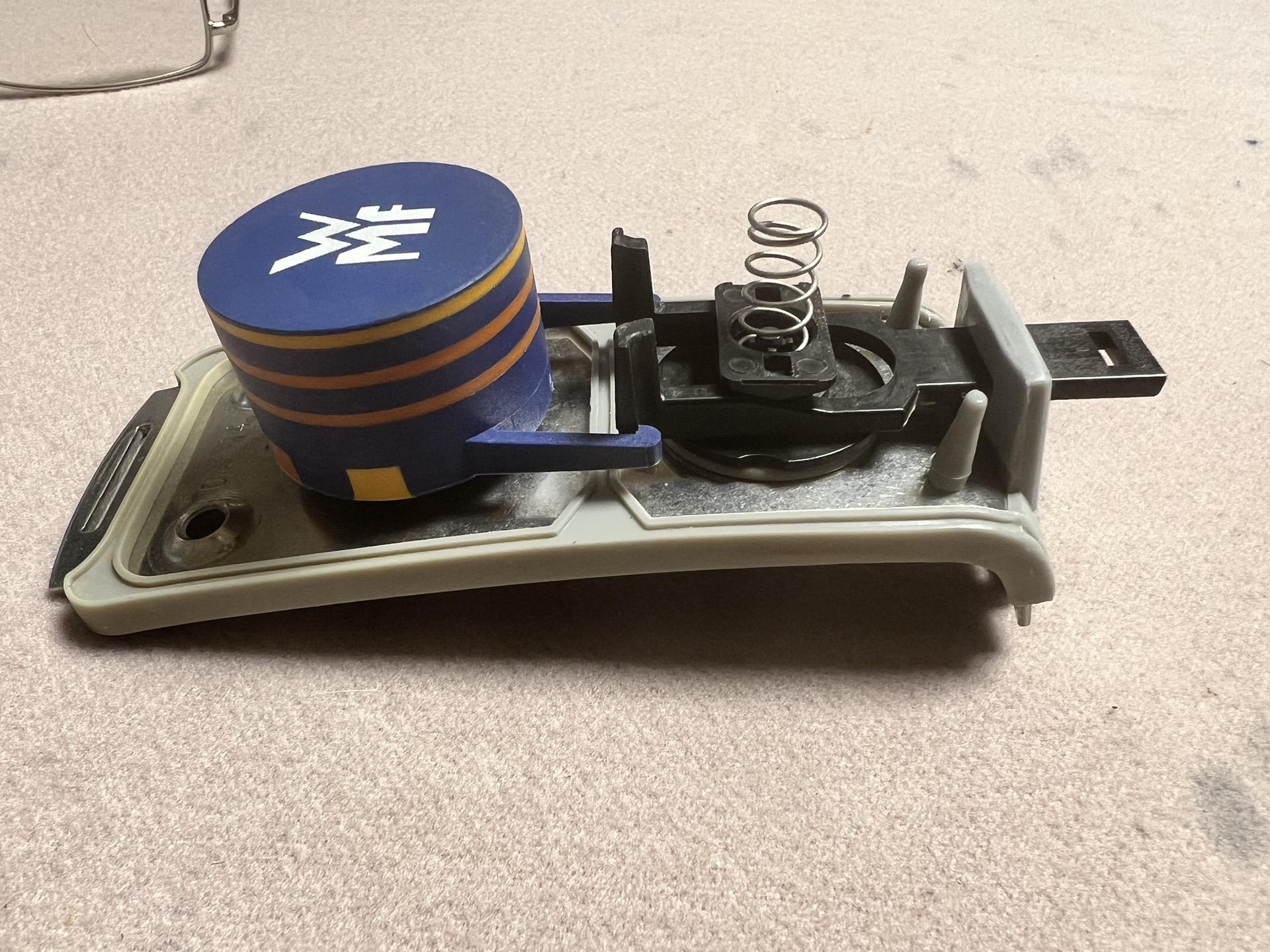 中午寻思清理一下wmf高压锅盖把手,拆完了居然安装不回去了.