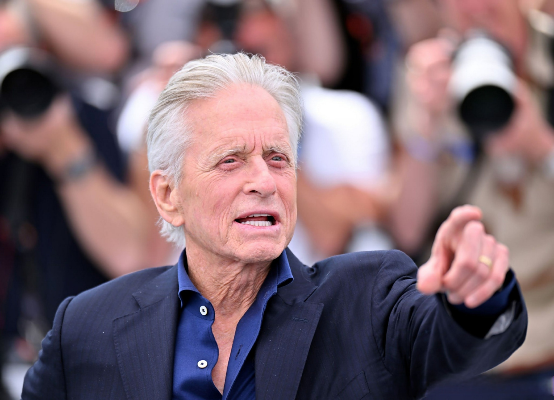 79岁迈克尔·道格拉斯亮相第76届戛纳电影节,满头白发的他获戛纳终身