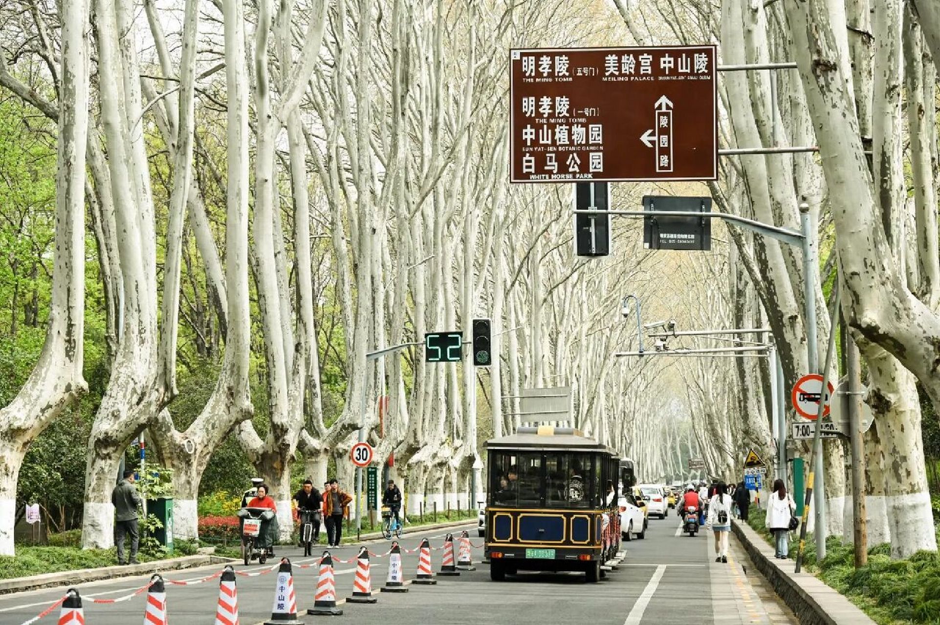 来南京玩的我:我到了,额,,这个,我是文盲 好兄弟:知道了,苜蓿园 南京