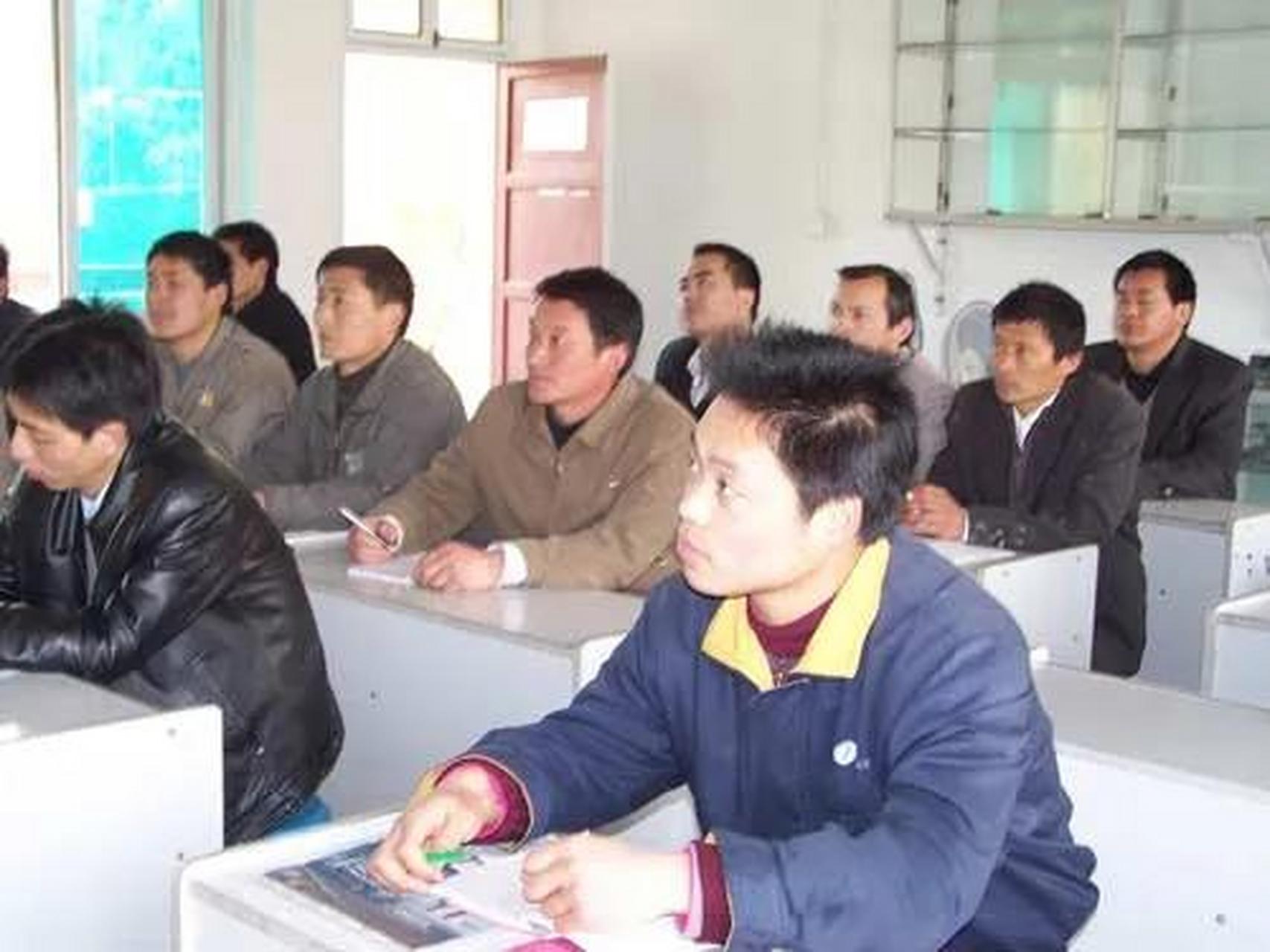 广东茂名农村小伙李泽圣,在广州干了六年快递小哥,如今月稳定收入在