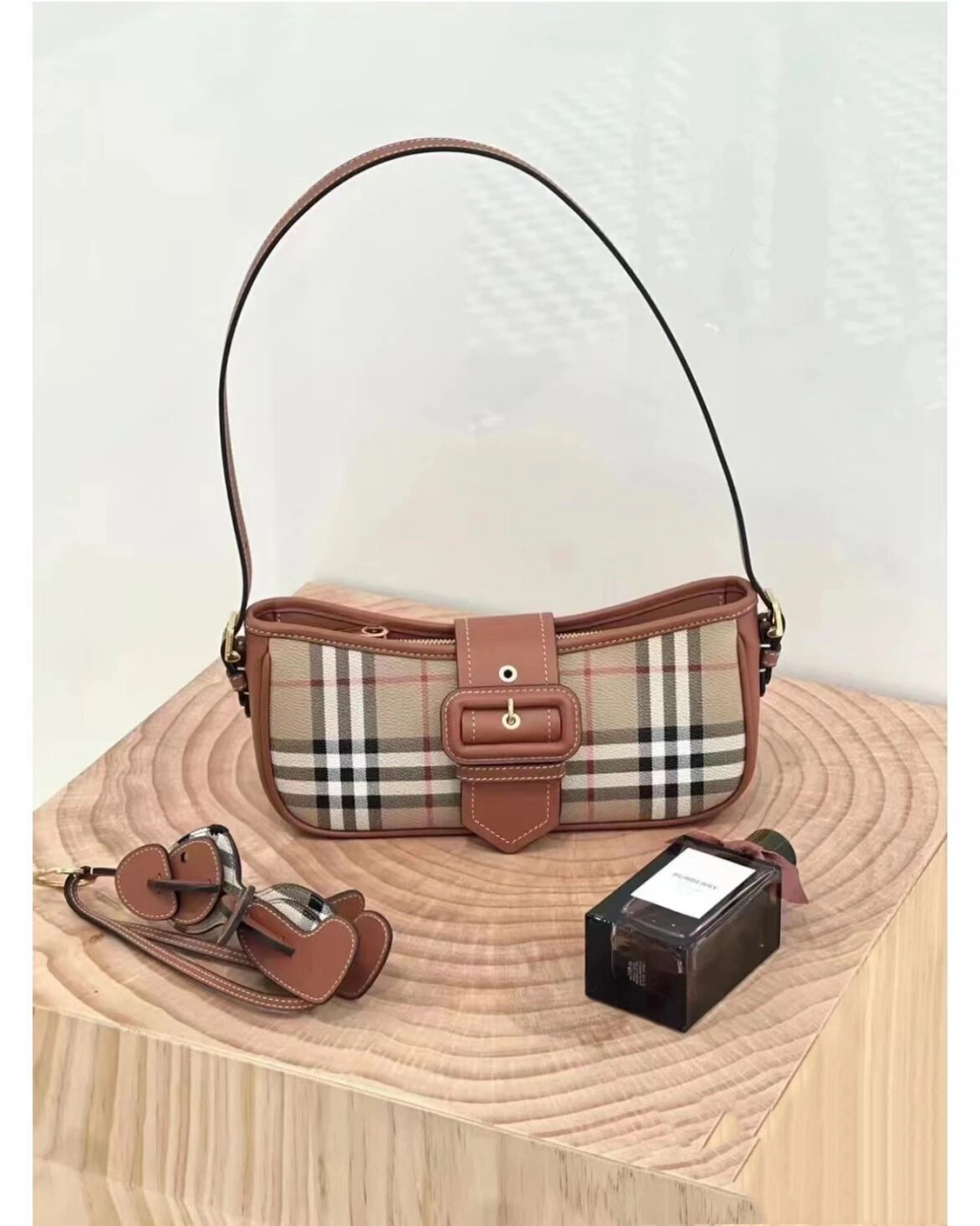 集美们 burberry 最新腋下包店啦 burberry 最新款腋下包 这款腋下包