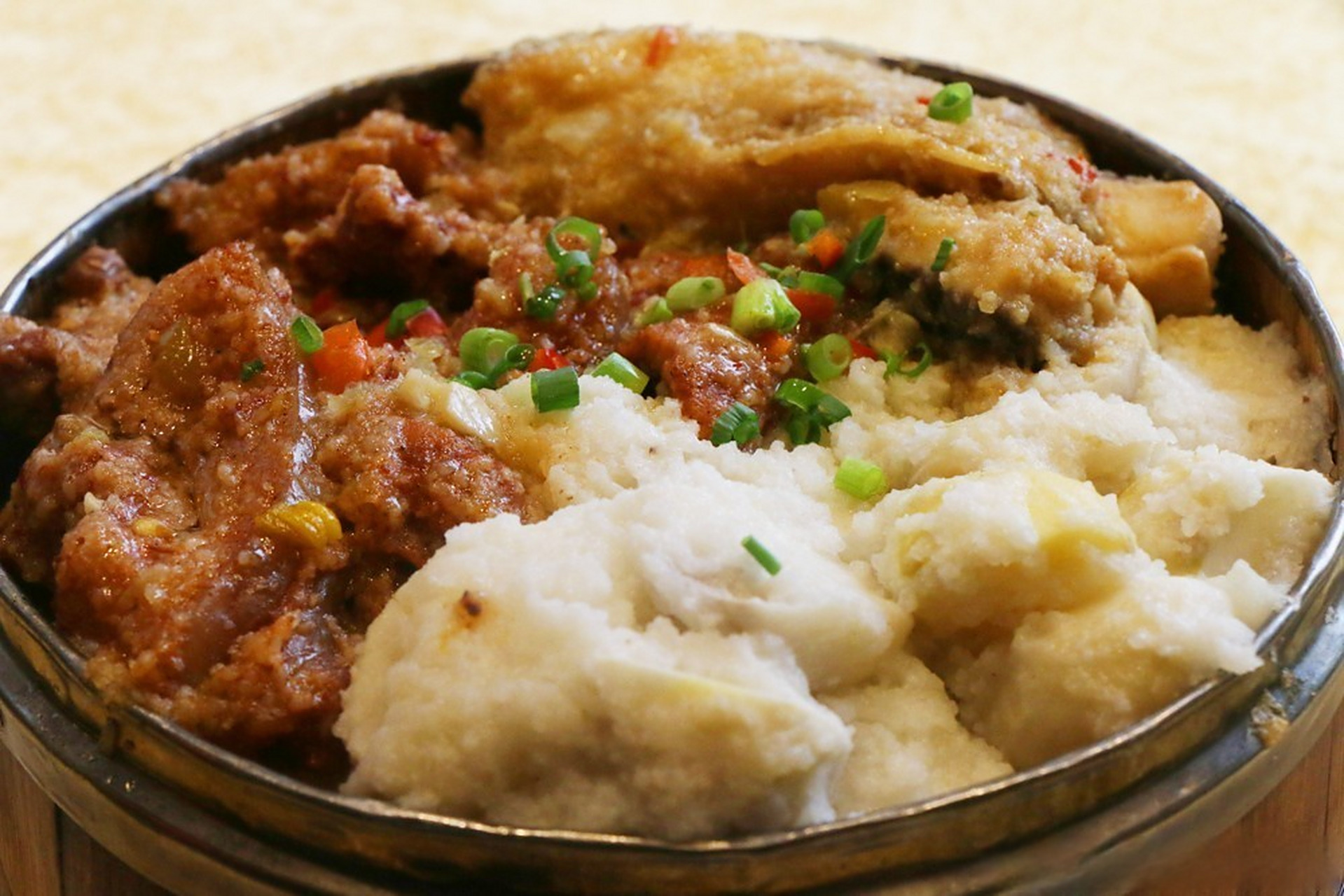 沔阳三蒸,是湖北沔阳(今仙桃)的传统名菜之一,具有浓郁的乡土