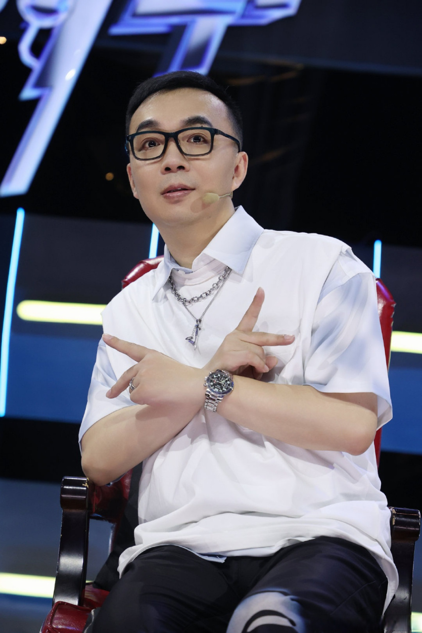 听说今晚#蒙面舞王# 的舞台一个比一个厉害,连第三季猜评团方俊舞林