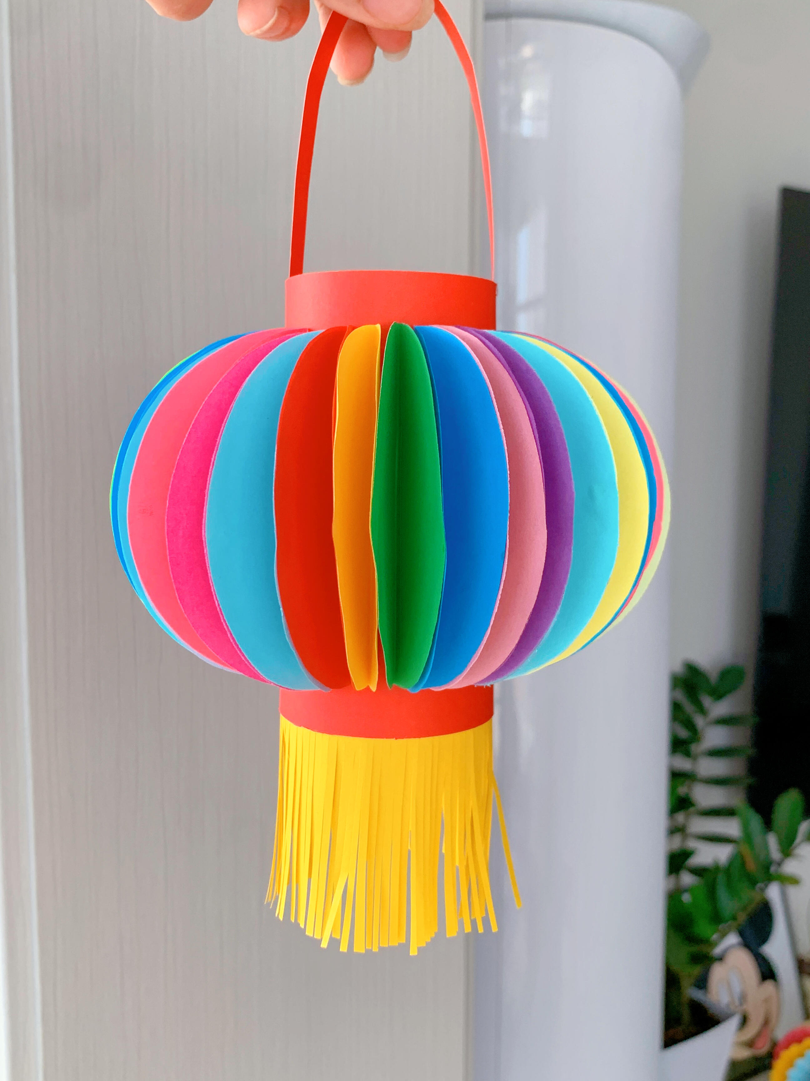 假期和孩子用彩纸做简单又好看的彩虹新年灯