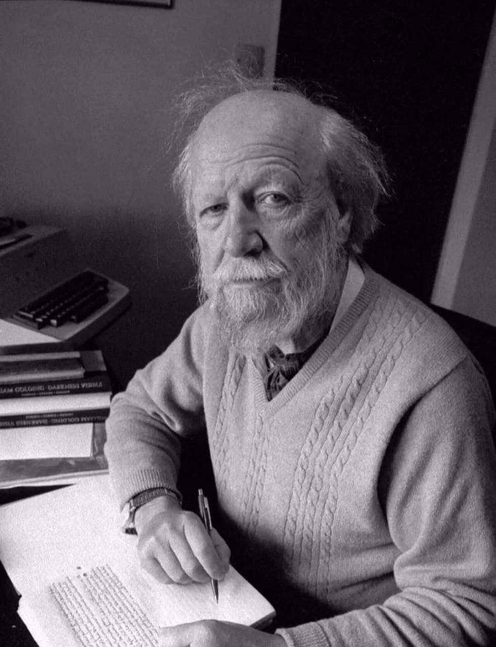 戈尔丁出生于知识分子家庭,幼年的他收到了很多文学熏陶,大学里他