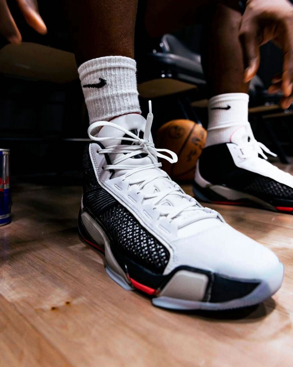 怀旧风格的aj38才够味 虽然鞋型不讨喜,但是氛围感给你拉满 08