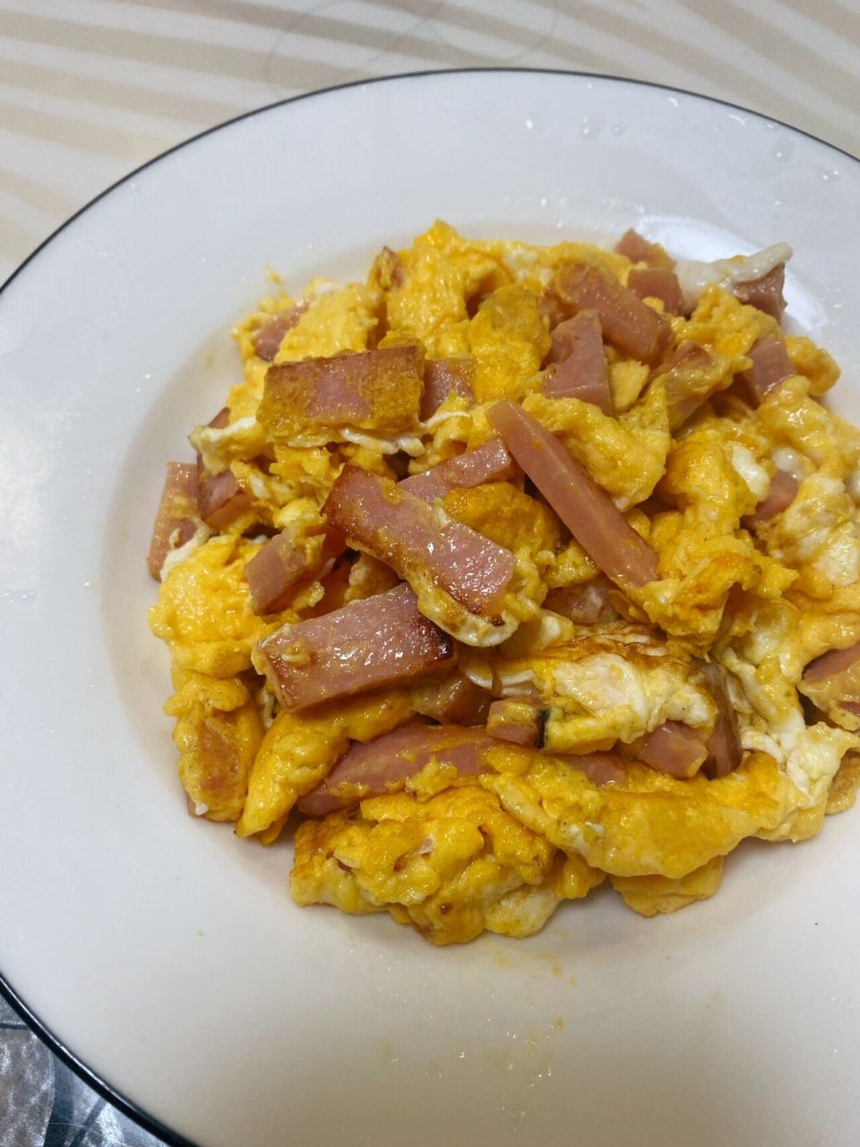 上桌秒光的港式午餐肉炒蛋,巨好吃哒～赶紧学起来吧!