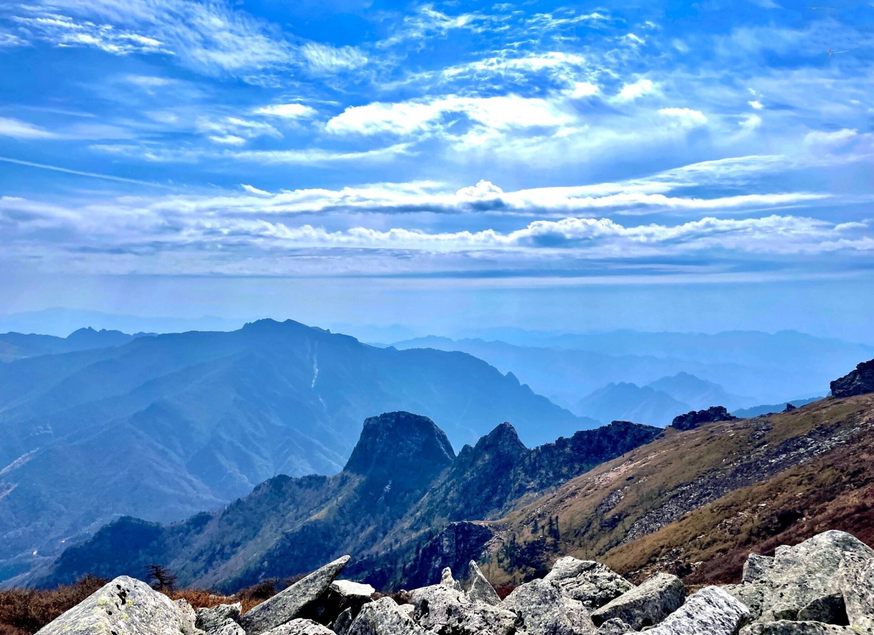 秦岭|光头山一日带新徒步计划 秦岭光头山海拔2880,由于防火保护区