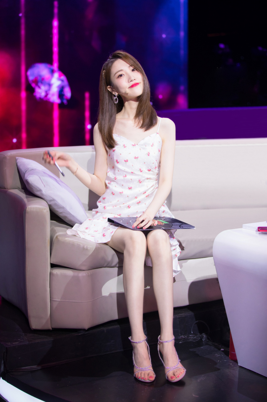 张纯烨  颜值在线,高跟玉足