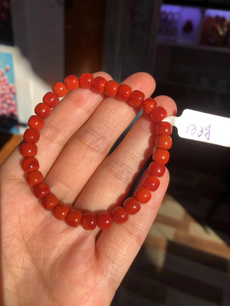 条件不同,南红呈现出不同的颜色 如题,这次选的一条瓦西料满色满肉玫