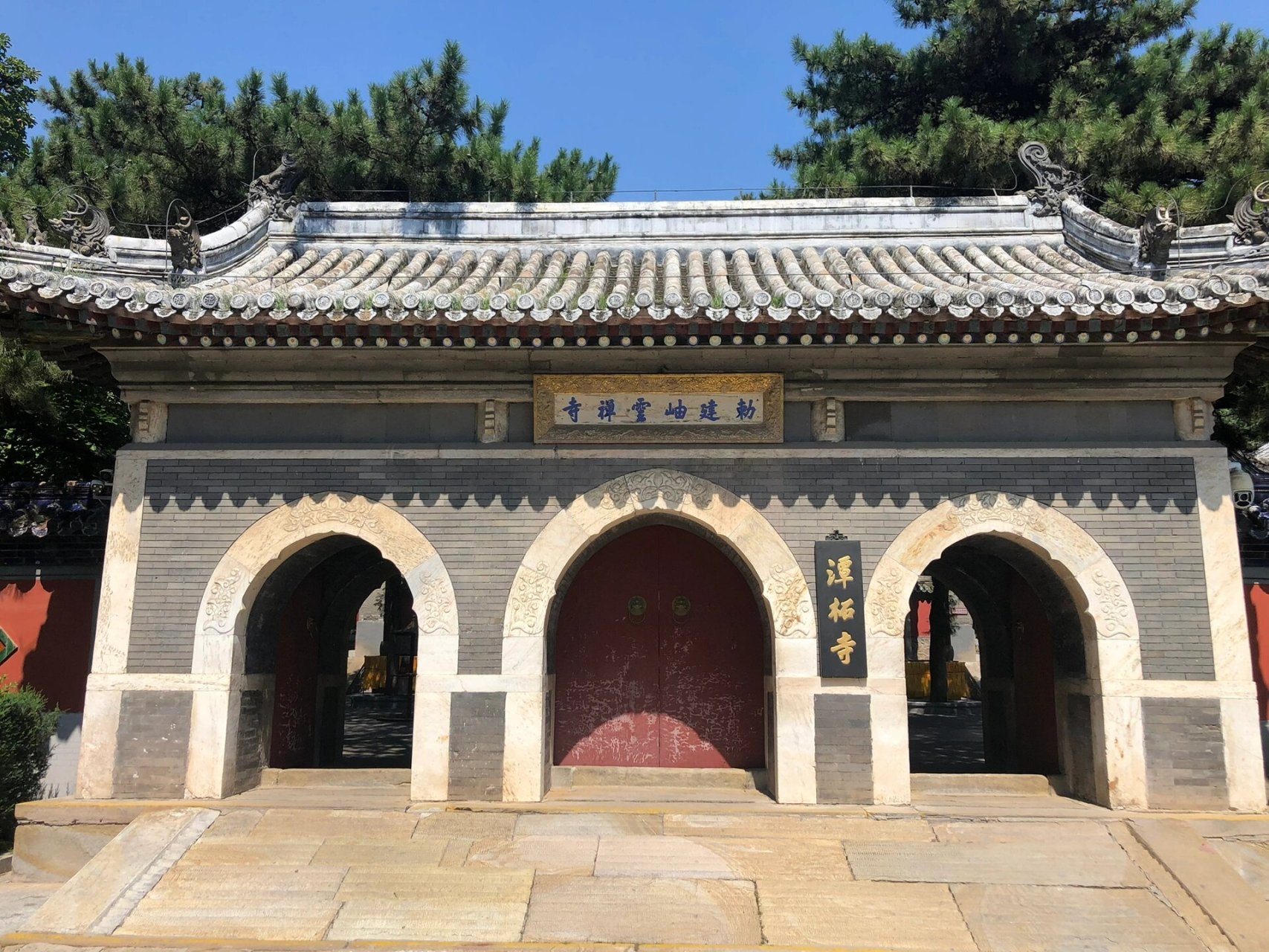 摸鱼去潭柘寺 潭柘寺位于北京门头沟区潭柘山麓,距市中心30余公里,始