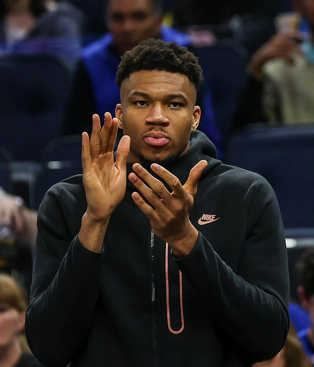 字母哥理发了,变成了他新秀时期的发型,寓意从头开始[笑哭]  入行这些