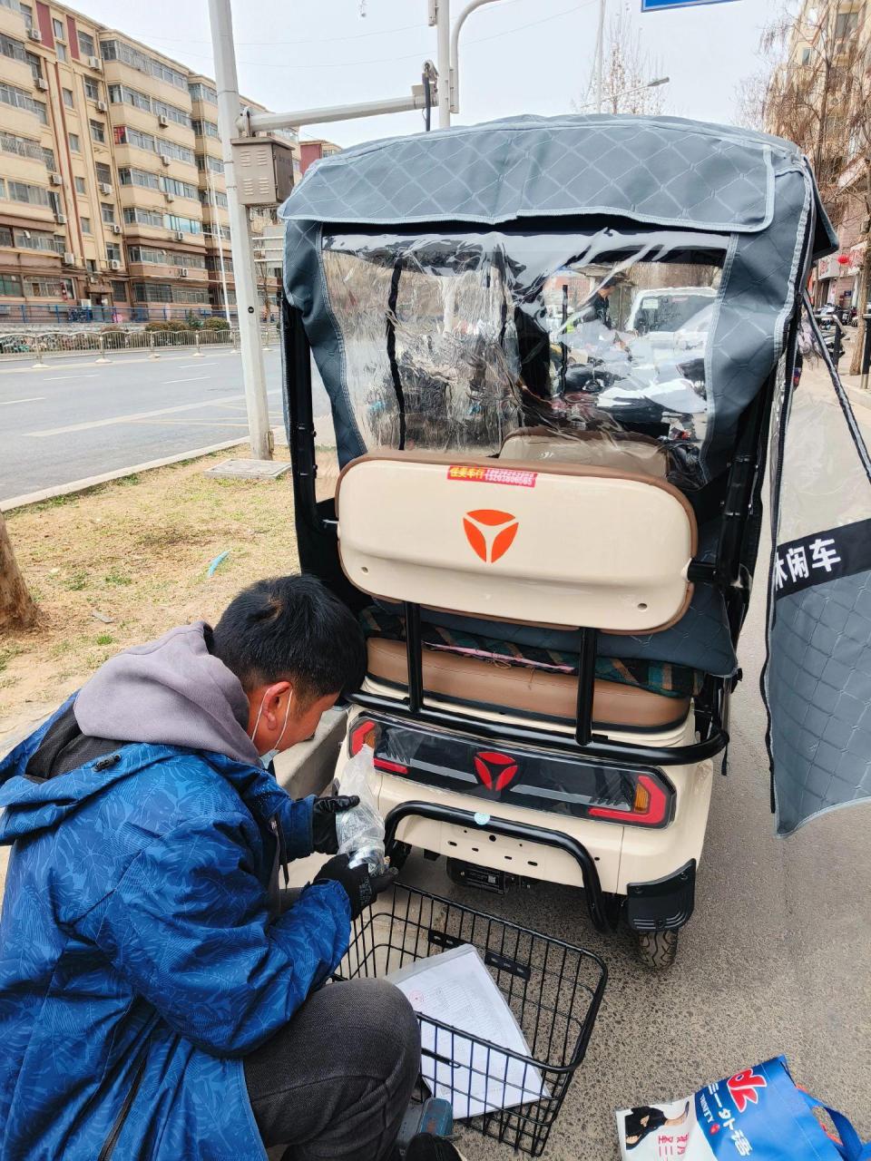 雅迪电动车 雅迪冠能c16 行驶在路上的"精装房" 豪华精装小三轮 遮风