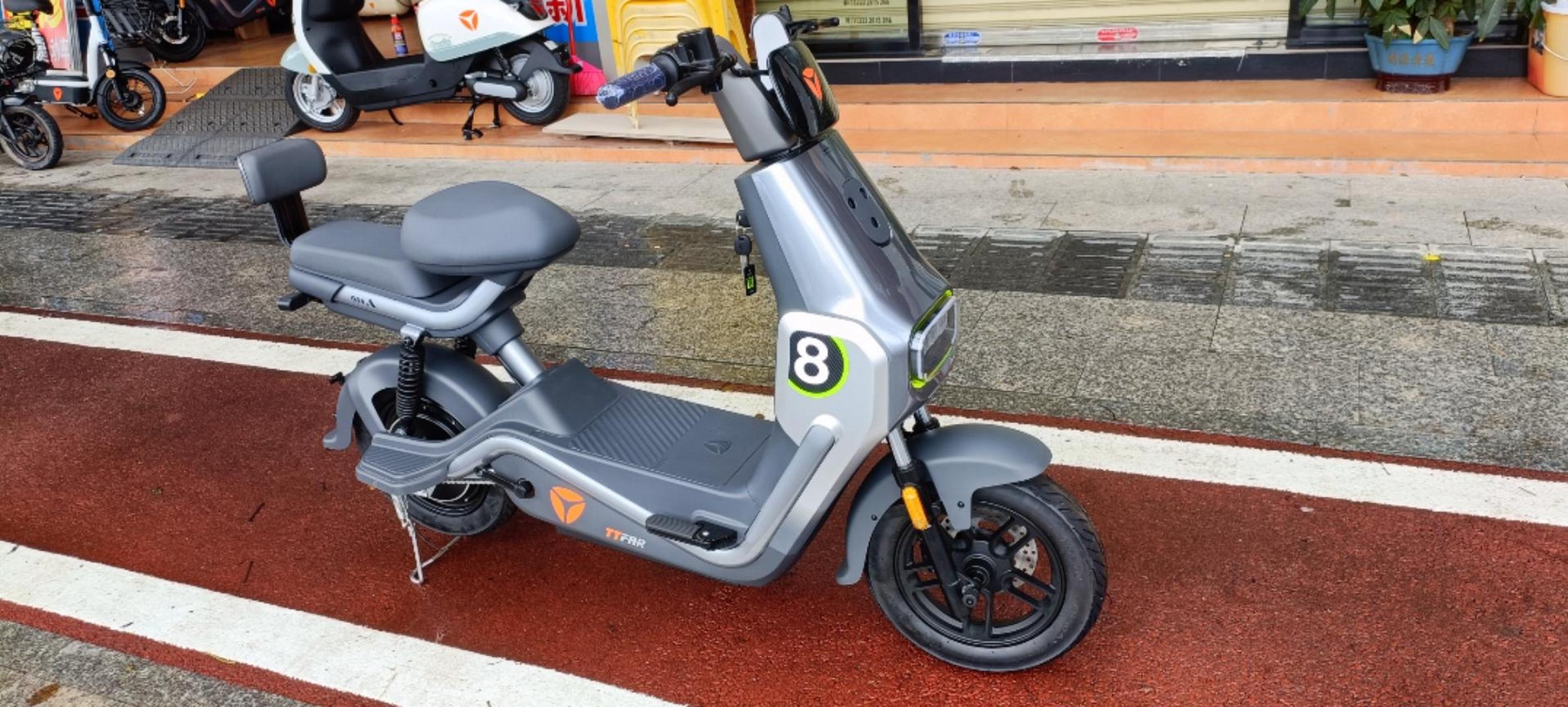 雅迪冠能奢享领致ct730智趣版新款到货 非常帅气一款车,配置带双闪