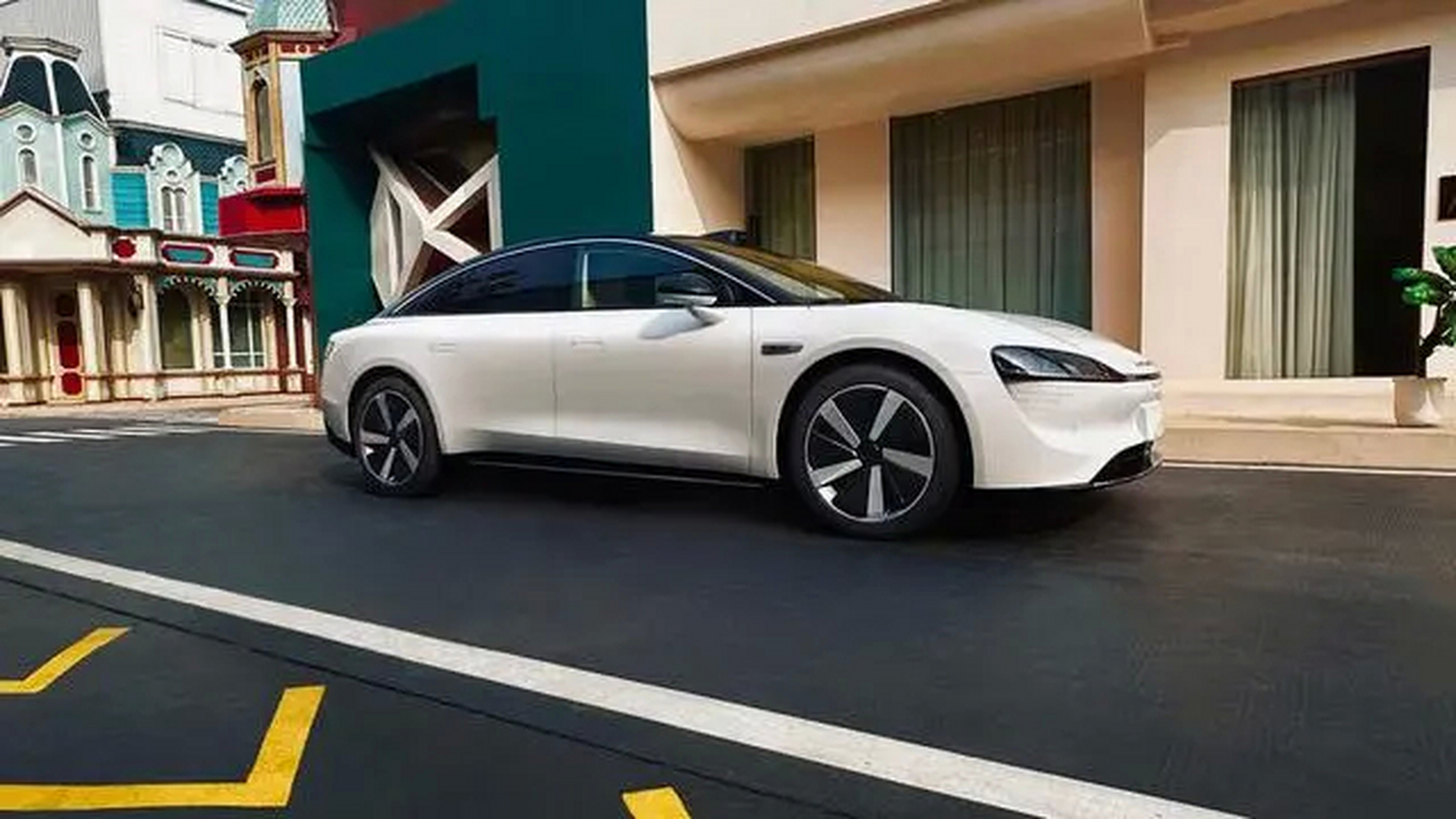 luxeed,一款纯电动轿跑,实车亮相啦!炫酷黑白双拼色,外观流线设计!