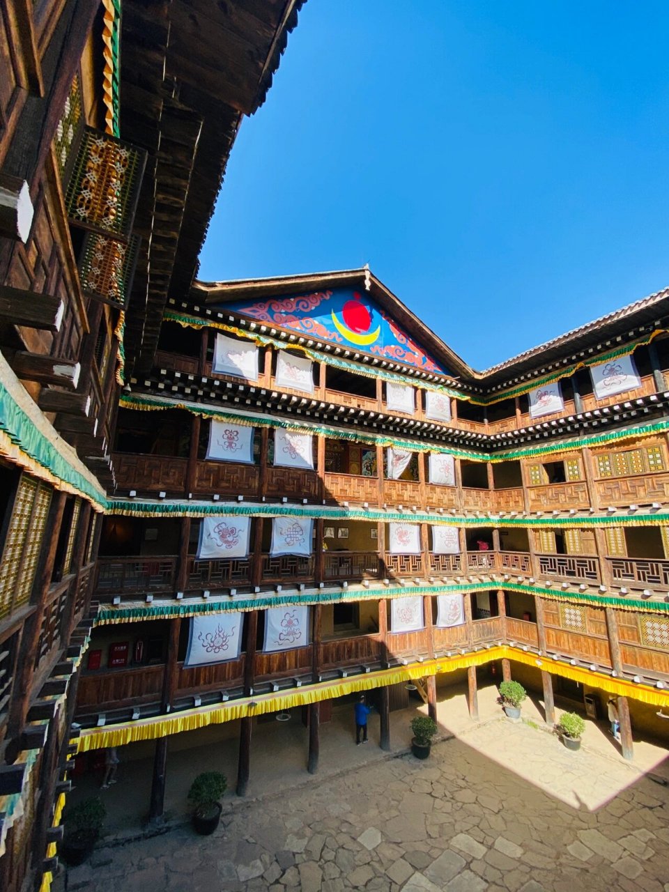 来看了麦其家的土司官寨,二读《尘埃落定》 藏族作家阿来长篇小说