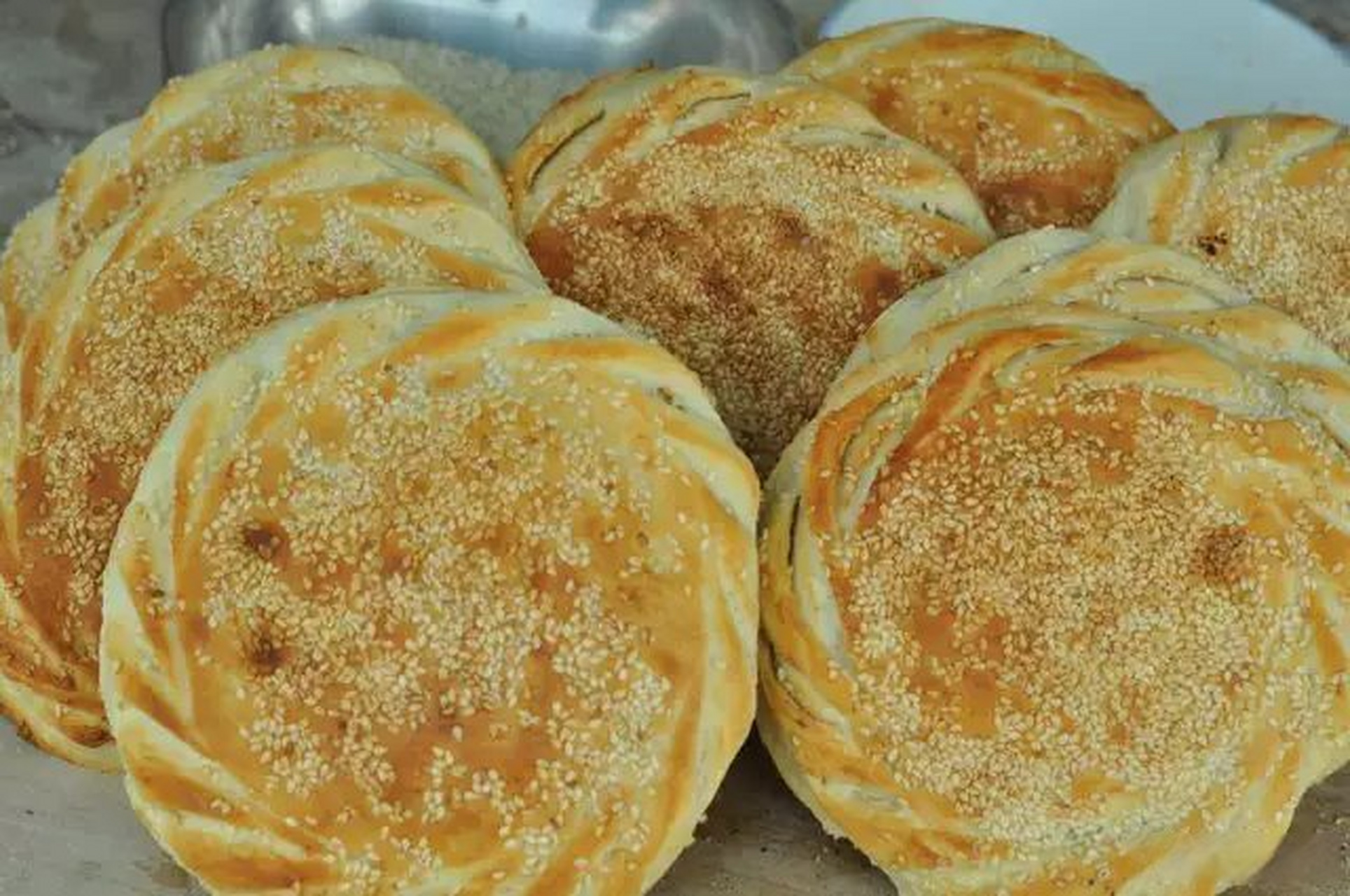 长泾烧饼是江苏江阴长泾的美食,溯其源,长泾烧饼的大致成型始于清朝
