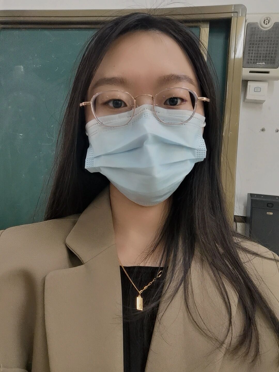 1350度高度近视的配镜效果,很满意. 没洗头没洗头,头发贴头皮了