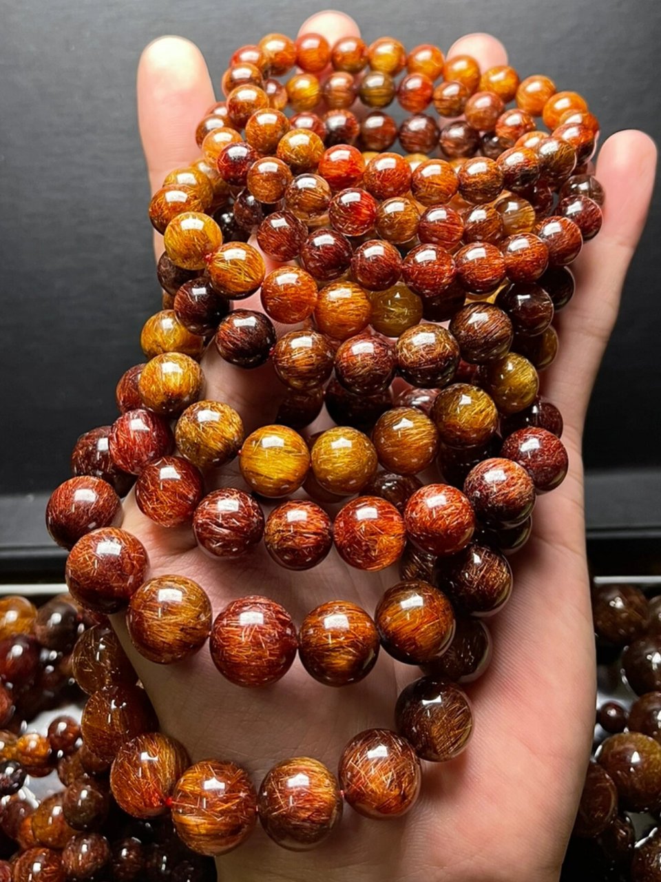 红铜猫眼发晶 铜发晶(copperrutilatedquartz)里的内含物,多是属于