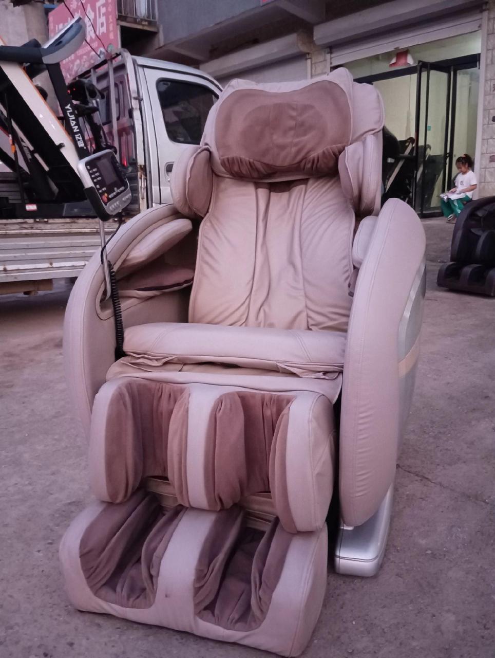 新到卡杰诗03豪华按摩椅,八成新,皮子特别好,没有磨损,特别舒服,sl