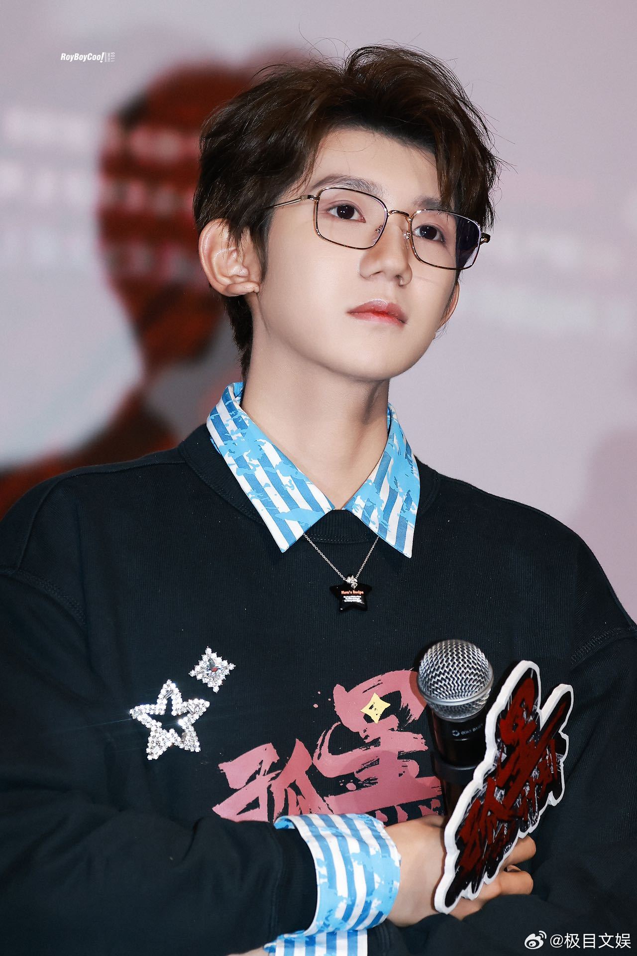 我就说没人能拒绝戴眼镜的王源吧!