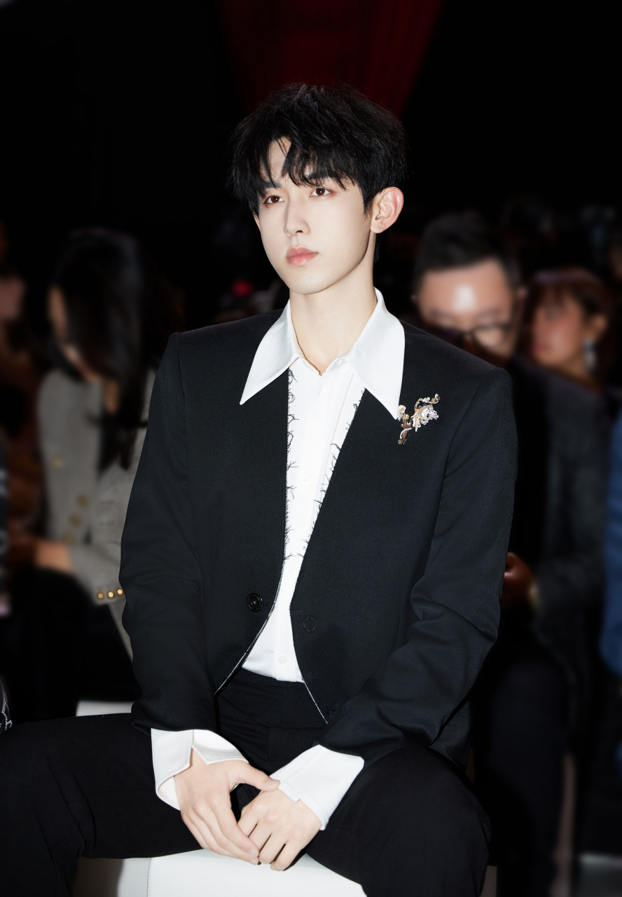 郭俊辰超话 凝刻璀璨华彩,邂逅雅致格调,成就流光溢彩的奇幻梦境.