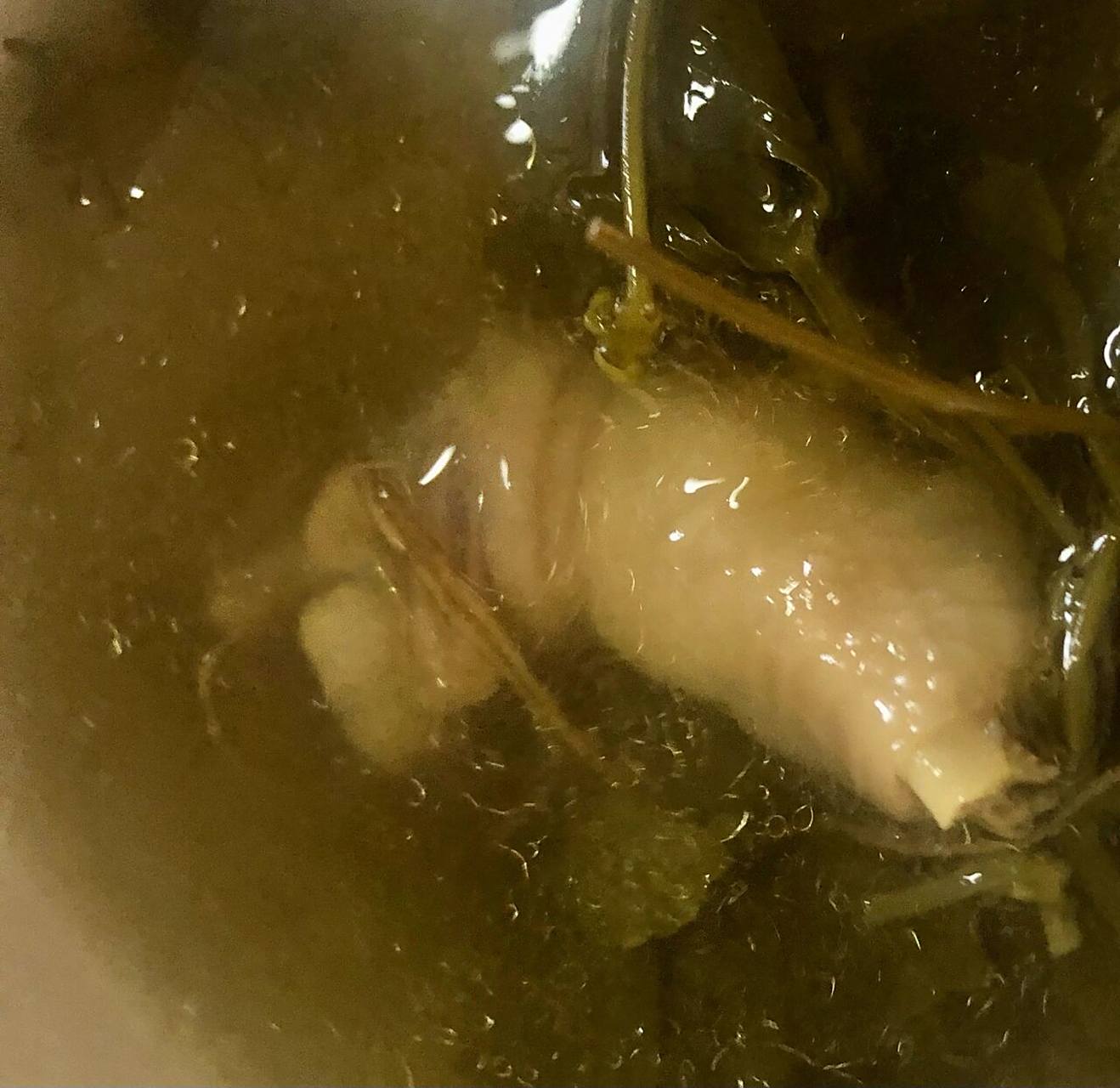 一斤新鲜崩大碗(不要晒干的)煲半只鸡,大火烧开转小火.煲两个小时.