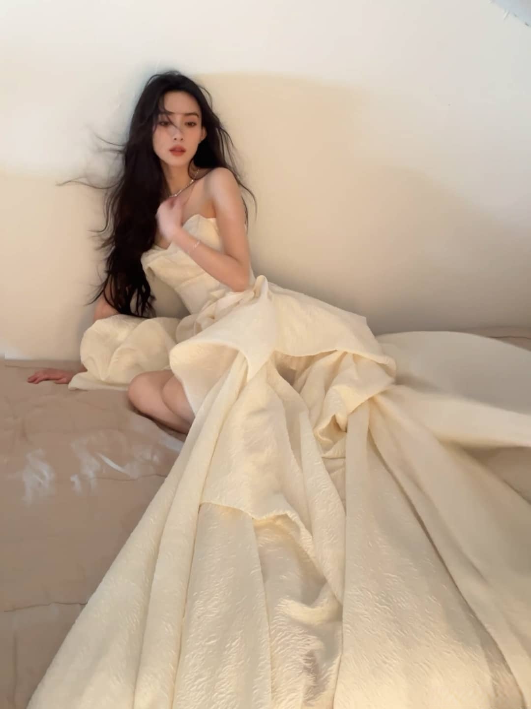 孟子义《男人装》最新婚纱造型