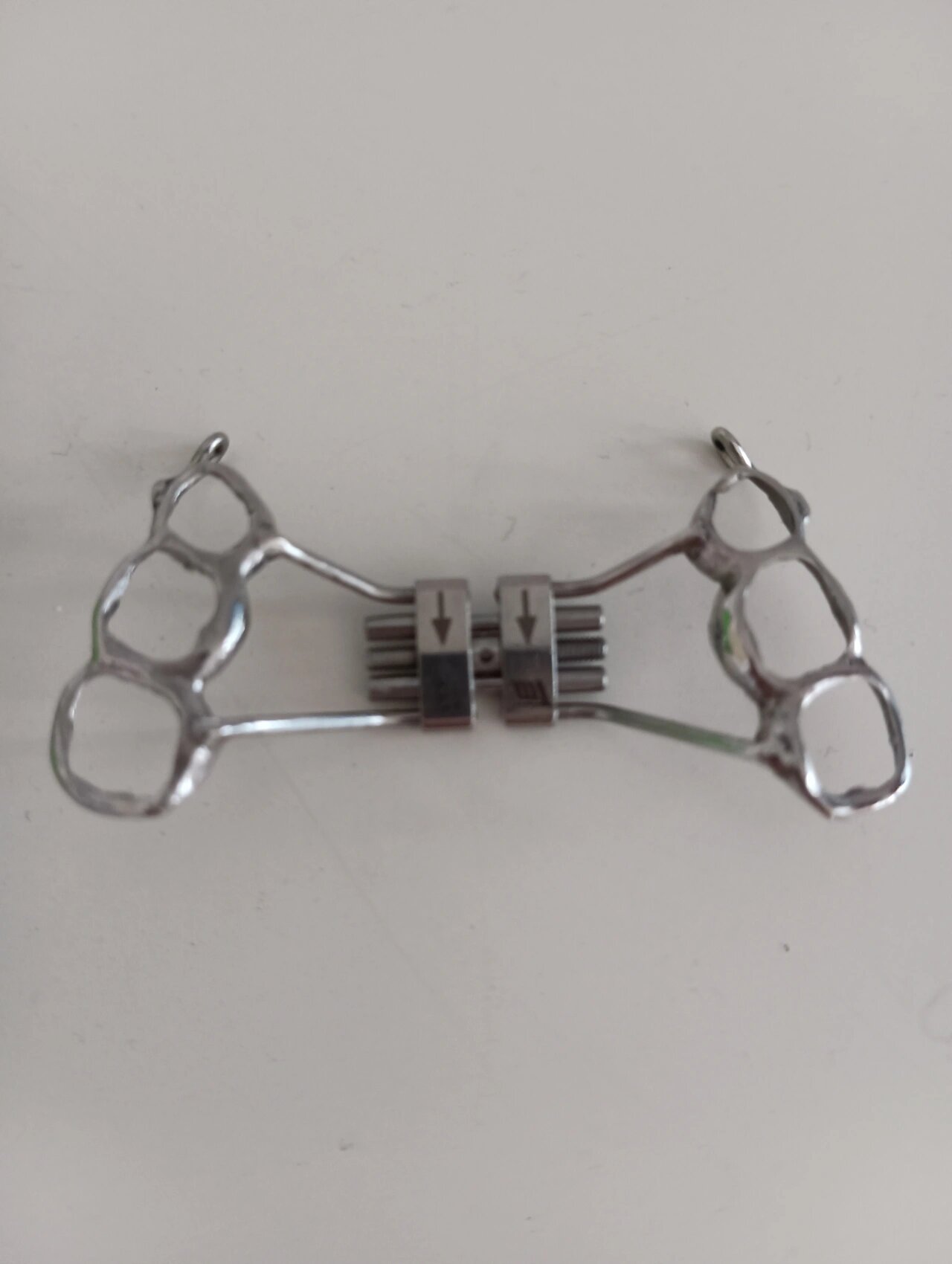 矫正三类错颌之上颌前牵支架式扩弓器 针对安氏三类错颌患者 这款矫治