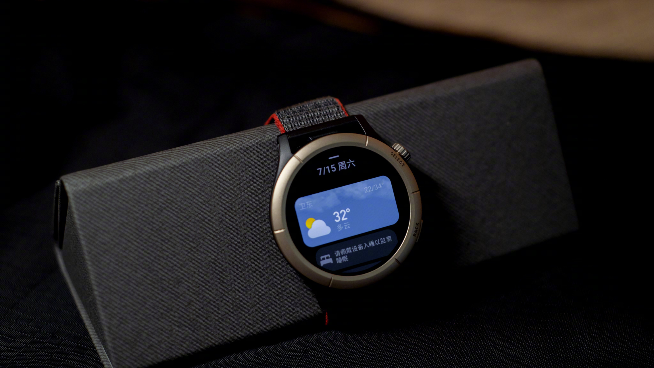 近日,定位专业高端跑表的华米 amazfit 新品智能手表跃我cheetah pro