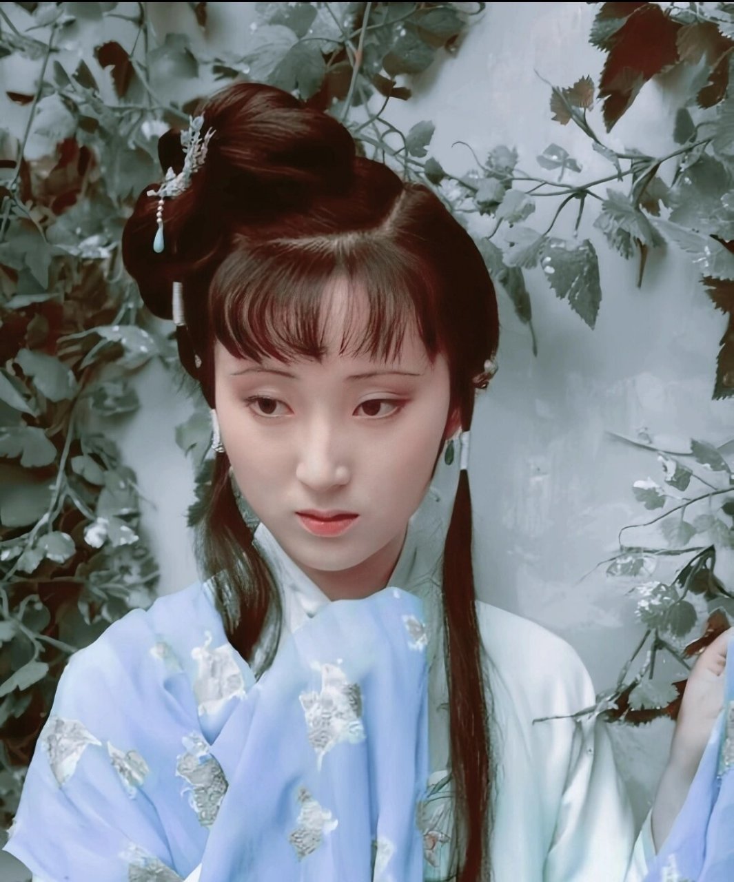 87版红楼梦林黛玉未出现的造型(二) 第二件,白色长裙,浅蓝色提花帔帛.