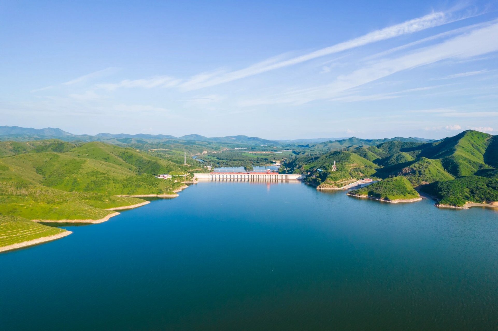 航拍视角的白石水库,很美～ 白石水库,坐落在辽宁省北票市大凌河干流