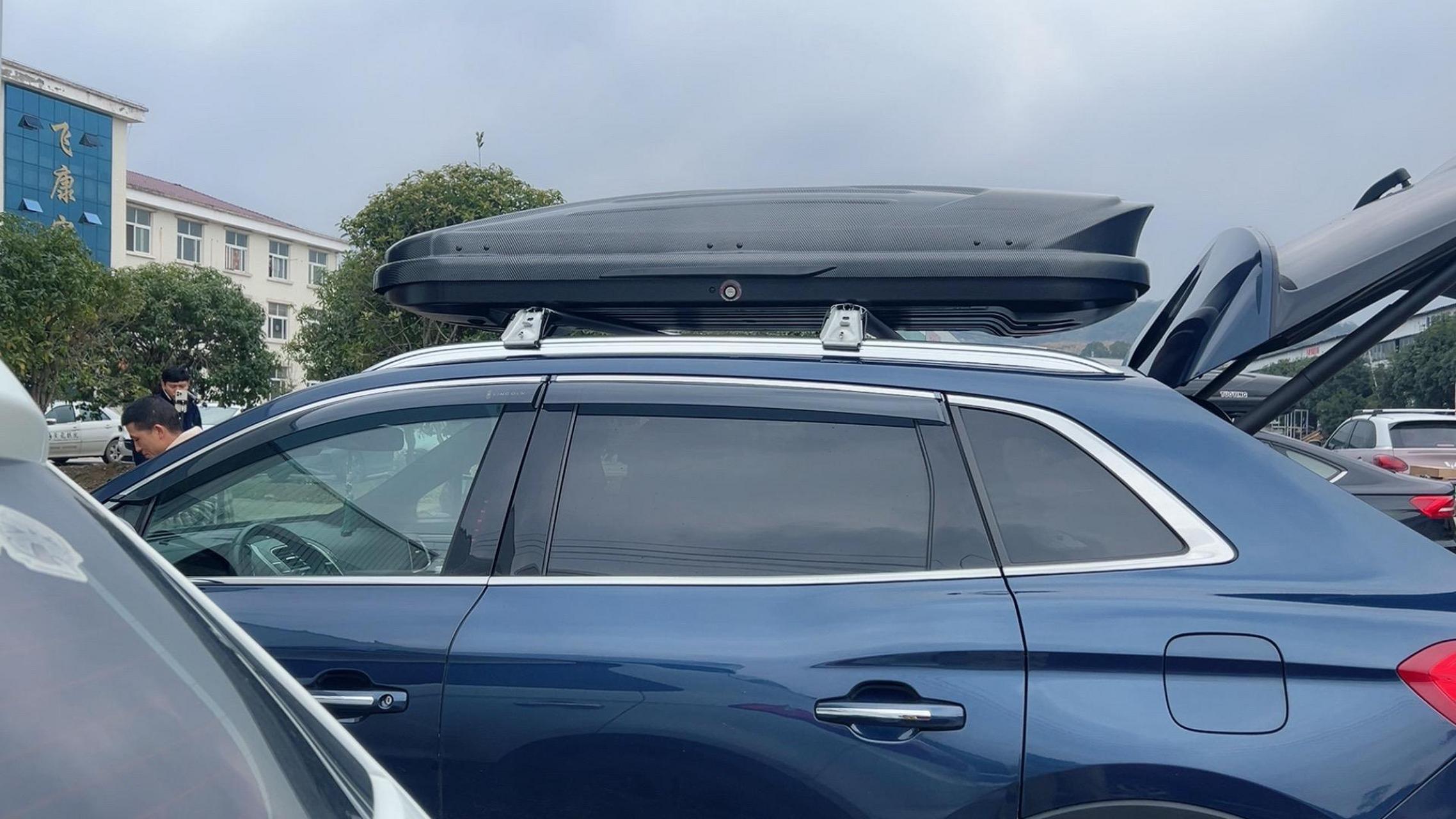 车顶行李箱 林肯到厂里安装780 l 碳纤维