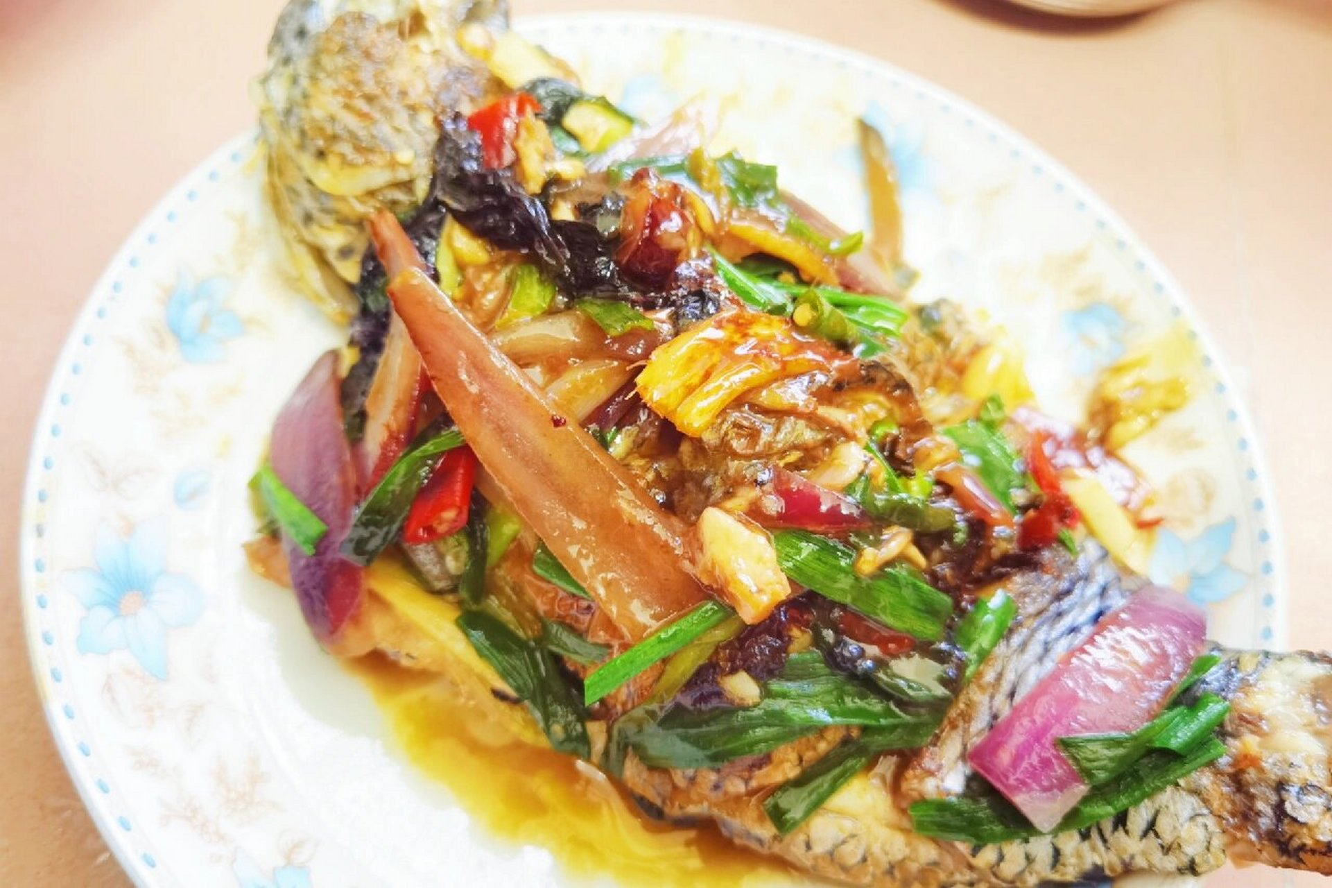 红烧花斑鱼 花斑鱼 1鱼处理干净后,放至锅里炸两面金黄,捞出 2.