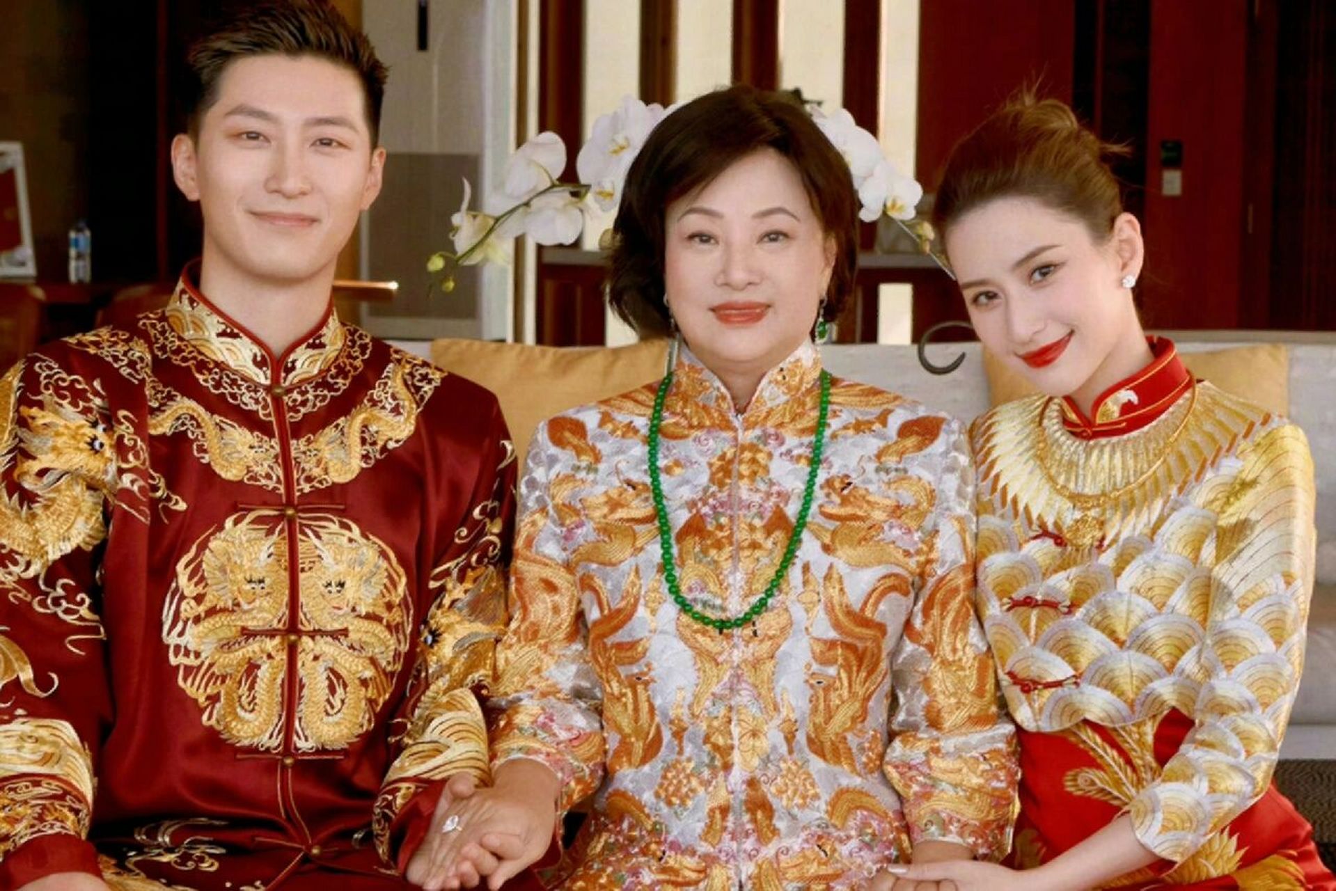 据说何超莲妈妈三天脖子上一套豪宅 #窦骁何超莲婚礼# 赌王三太脖子上