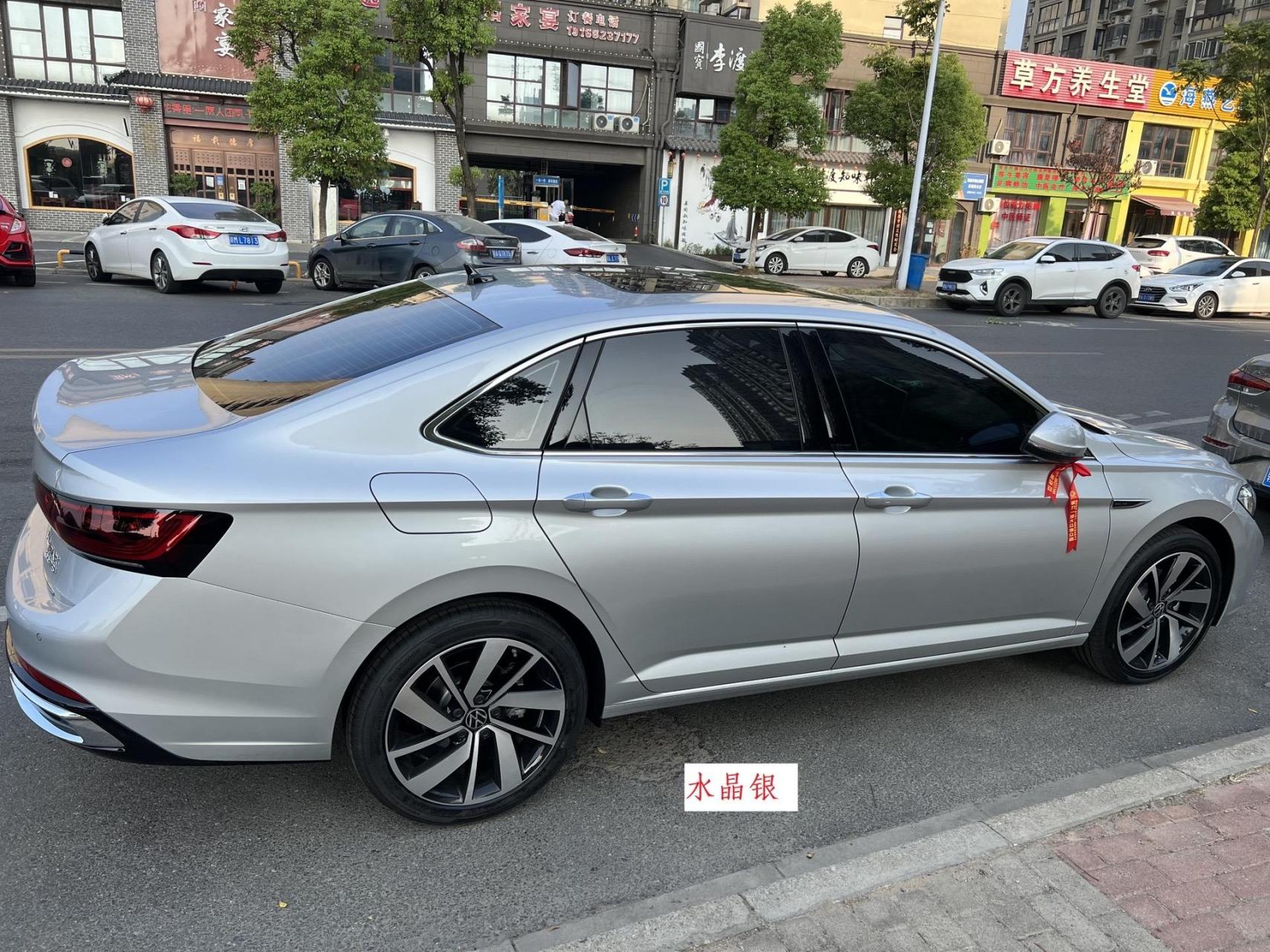 速腾的六种颜色:海贝金,猛石黑,极地白,水晶银,星瀚蓝,珠光白,你更