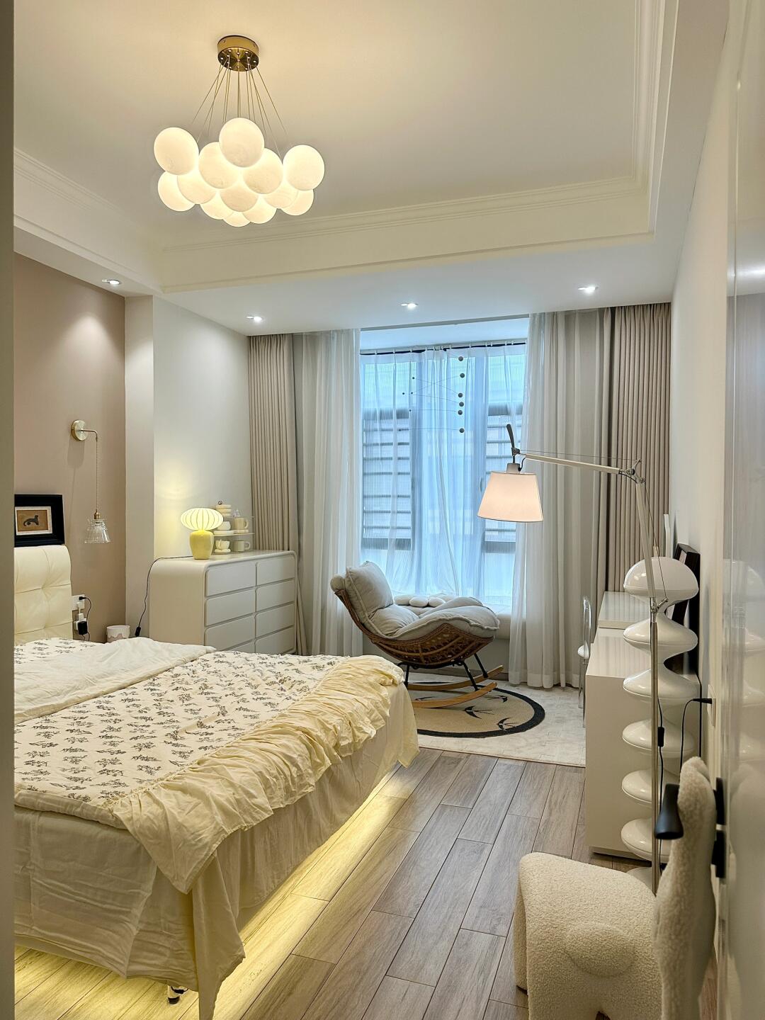 卧室面积18平 每个角落都是用心布置 简单又舒服 硬装简单装修 墙面