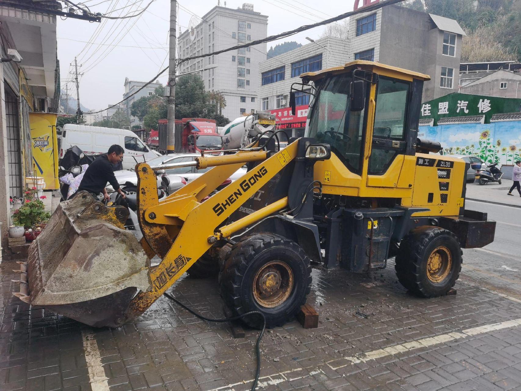 精品神工20铲车一台.