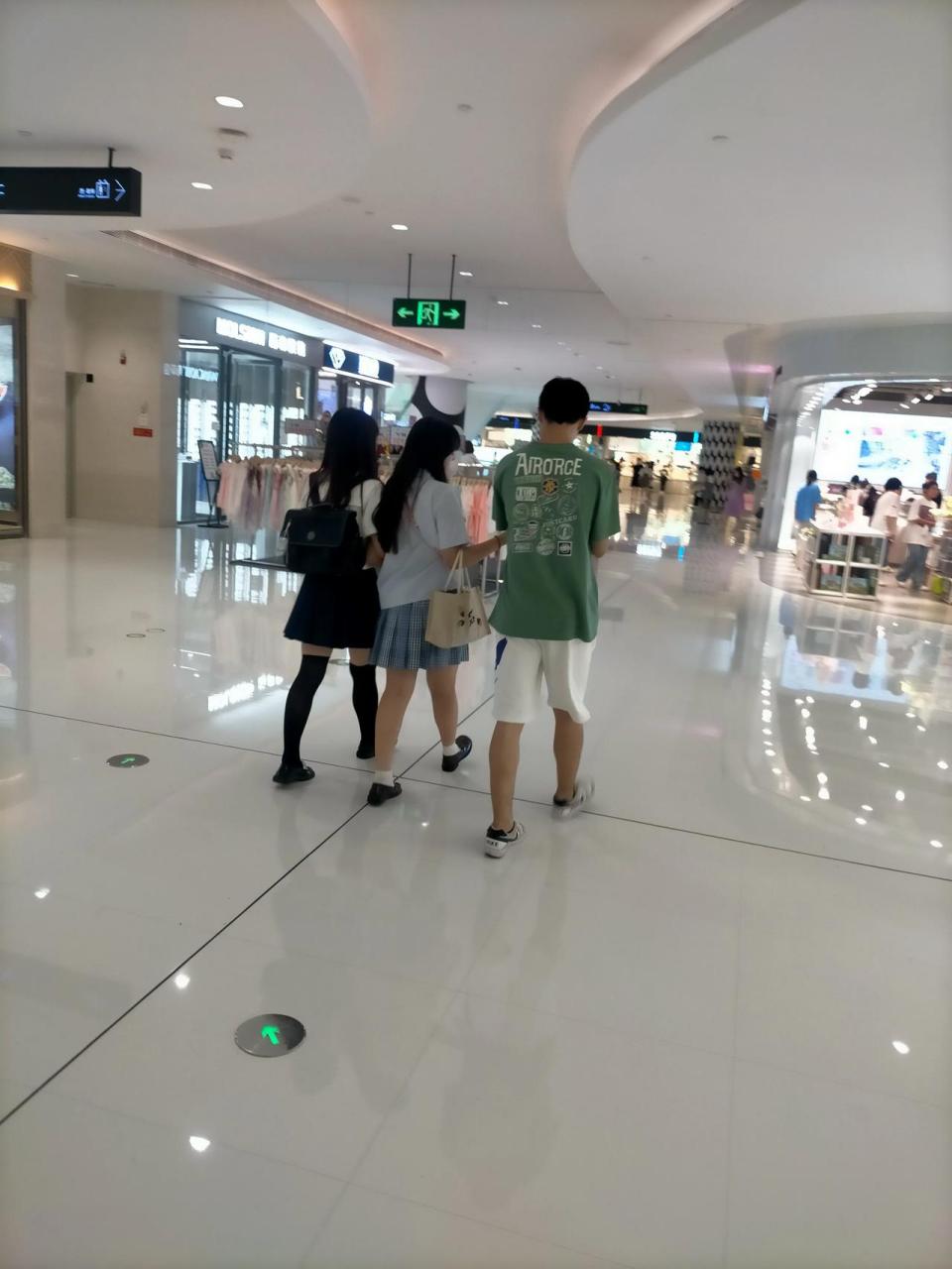 今天跟着朋友一块儿来到了邢台市逗号立方,这个购物广场,一进大门