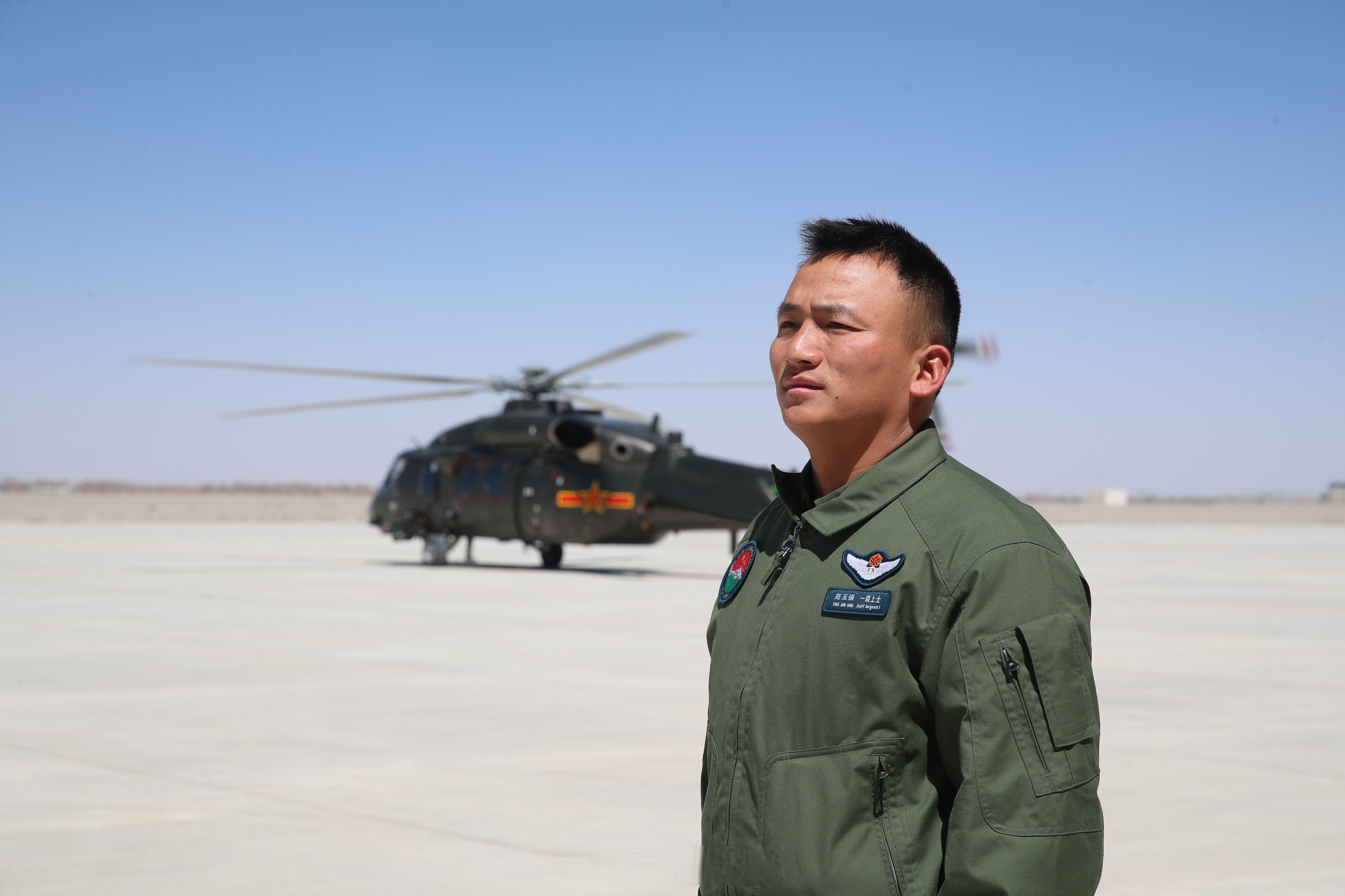 【#深夜启动飞机的人#竟是为了……】放下旋翼刹车