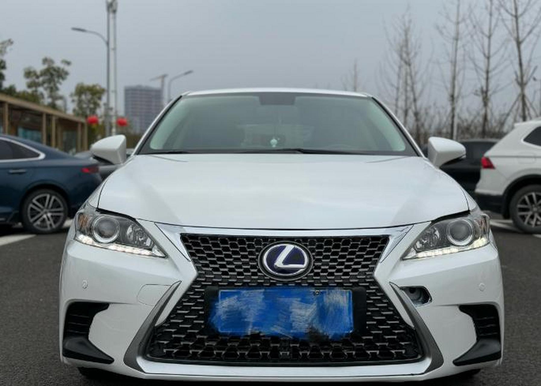 雷克萨斯ct200h 车辆车型:轿车 车辆产地:国产 车辆颜色:白色 排气量