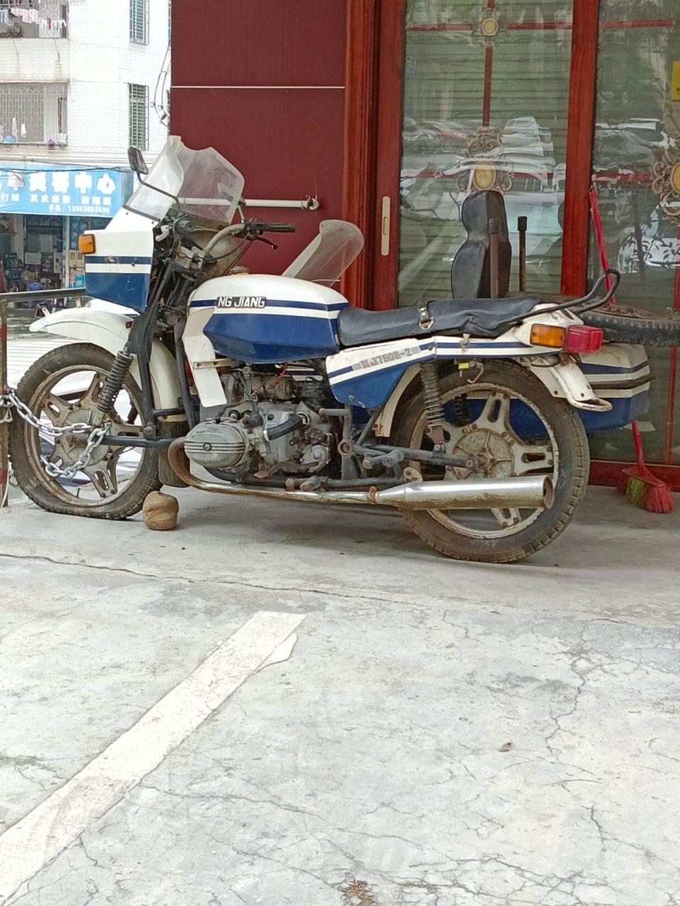 经典款,警用装备!长江边三轮750cc排量