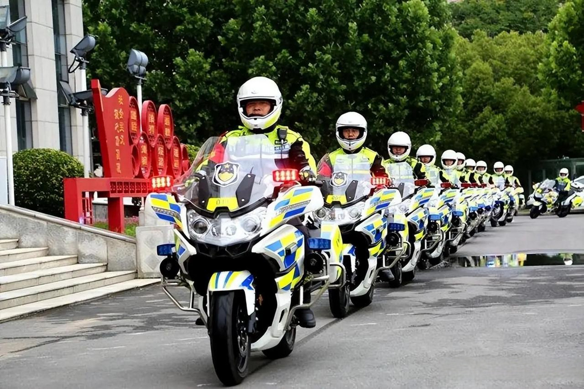 高考期间,郑州特警采取了一系列有力措施,以确保考试顺利进行并为考生