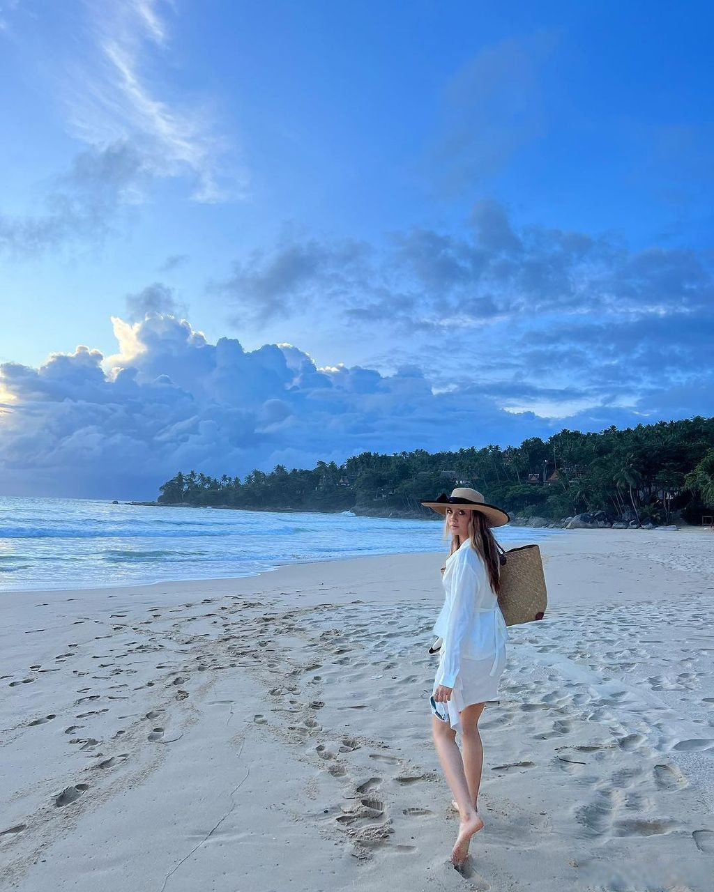 [赞啊]#谷爱凌海滩照太美了#  [照相机]青蛙公主爱凌 社媒po出海滩美