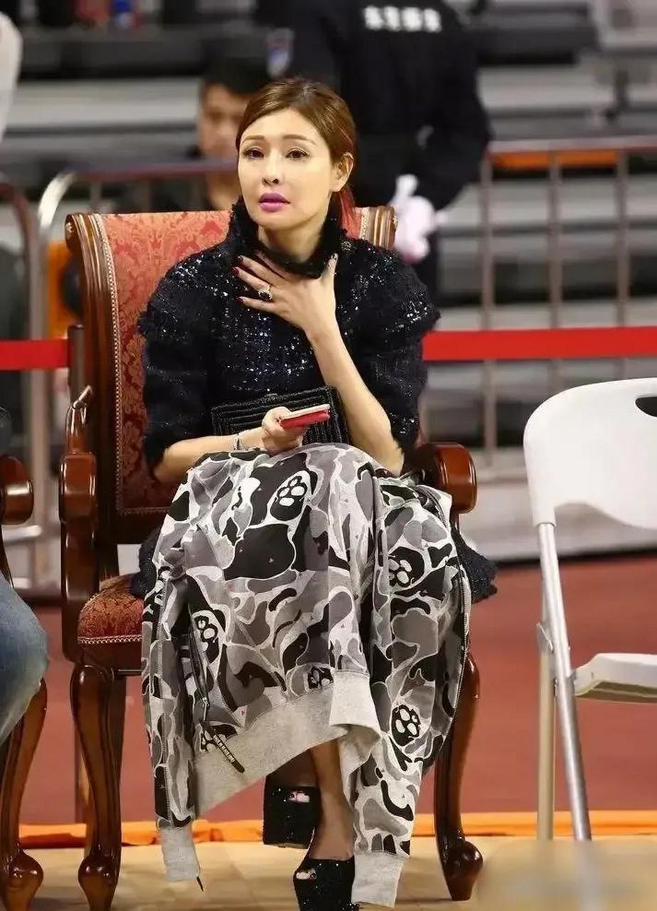 广东宏远老板娘吴迪,40岁仍韵味十足,是广东主场必不可少的一道亮丽的