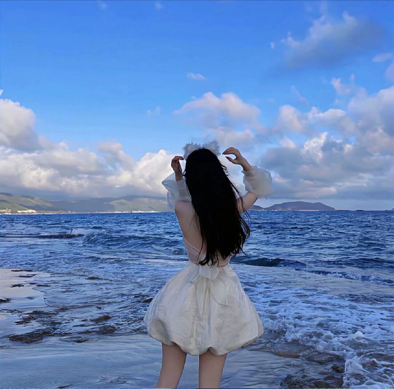 背景带水的女头