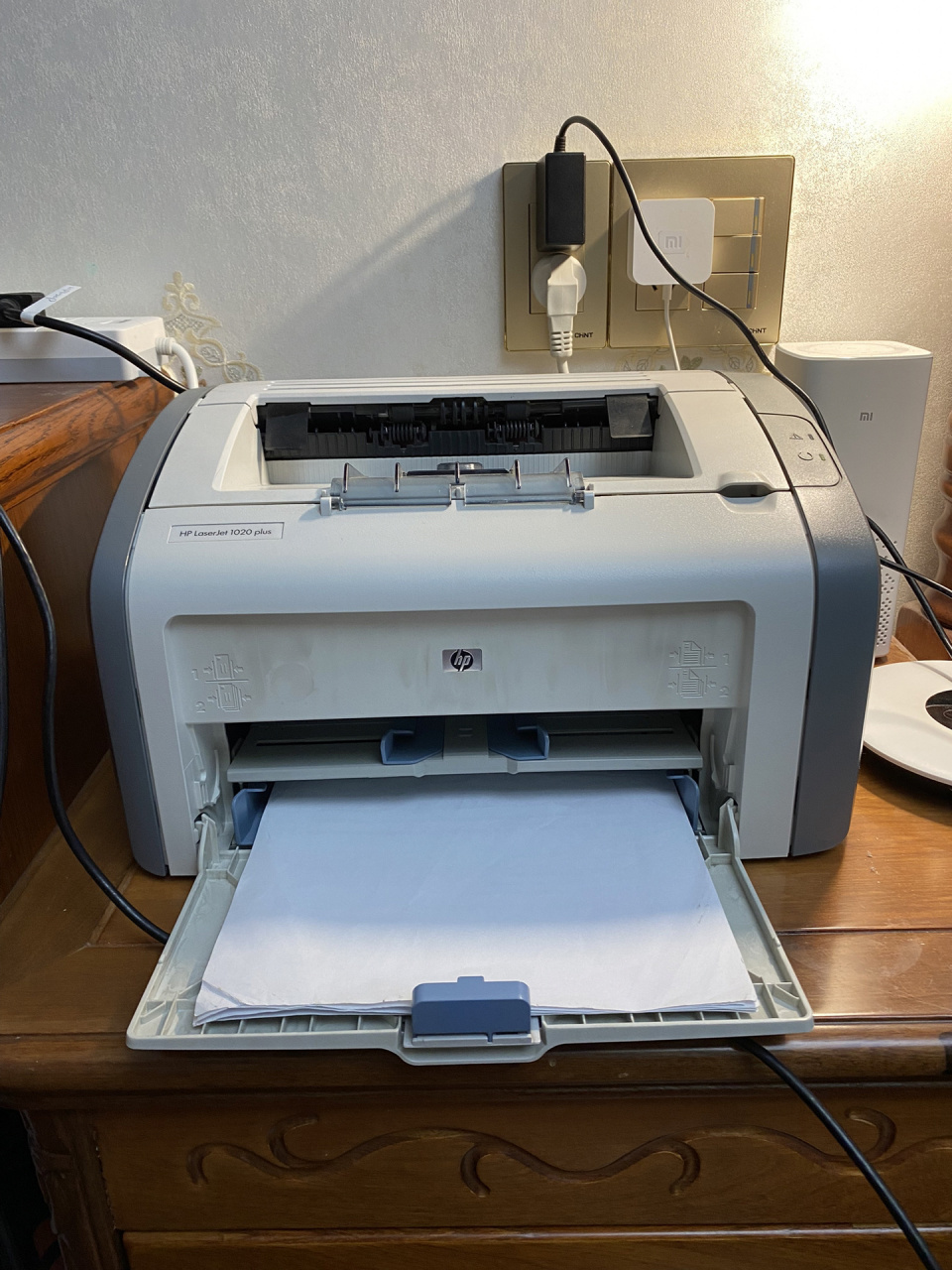 现在手把手教: 	 1.打印机有附赠一根连接线,把它连接打印机和电脑.