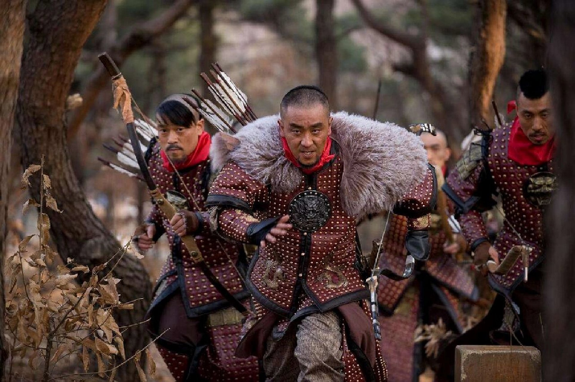 《最终兵器:弓》是由金韩民执导,朴海日,文彩元,柳承龙主演的韩国古装