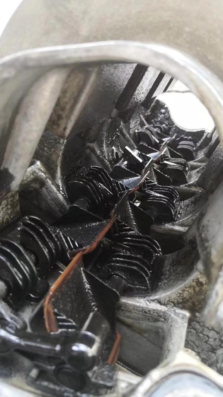 奥迪q7 4.2 进气歧管里面的翻板损坏导致气门关闭不严.