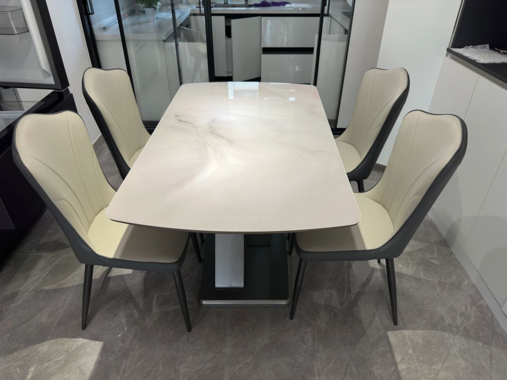 微晶石餐桌 | 1000以下质感嘎嘎分享 餐桌台面采用玉晶石 质感贼厚实